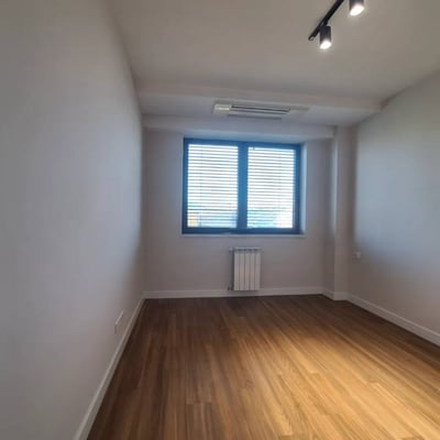 Alquiler de un amplio apartamento de 3 habitaciones, 73 m², centro de Novi Belgrado, Serbia